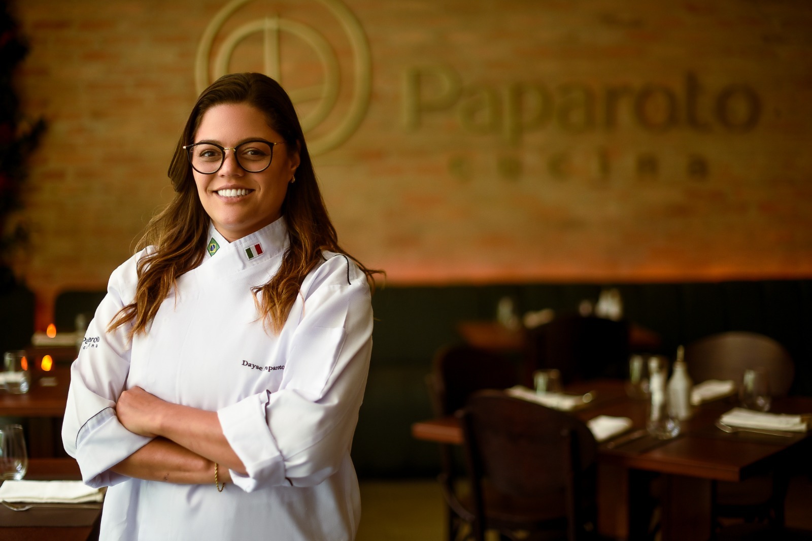 Chef Dayse Paparoto no salão do Paparoto Cucina